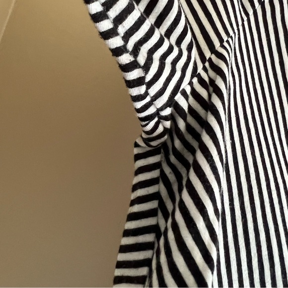🔳HOLLISTER: Women’s size M, black & white striped cut-out crop top, 1/2 sleeve. - Picture 9 of 11